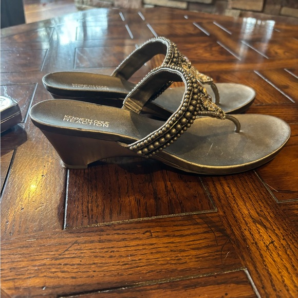 KENNETH COLE REACTION beaded sandles size 9 1/2. - Picture 2 of 9